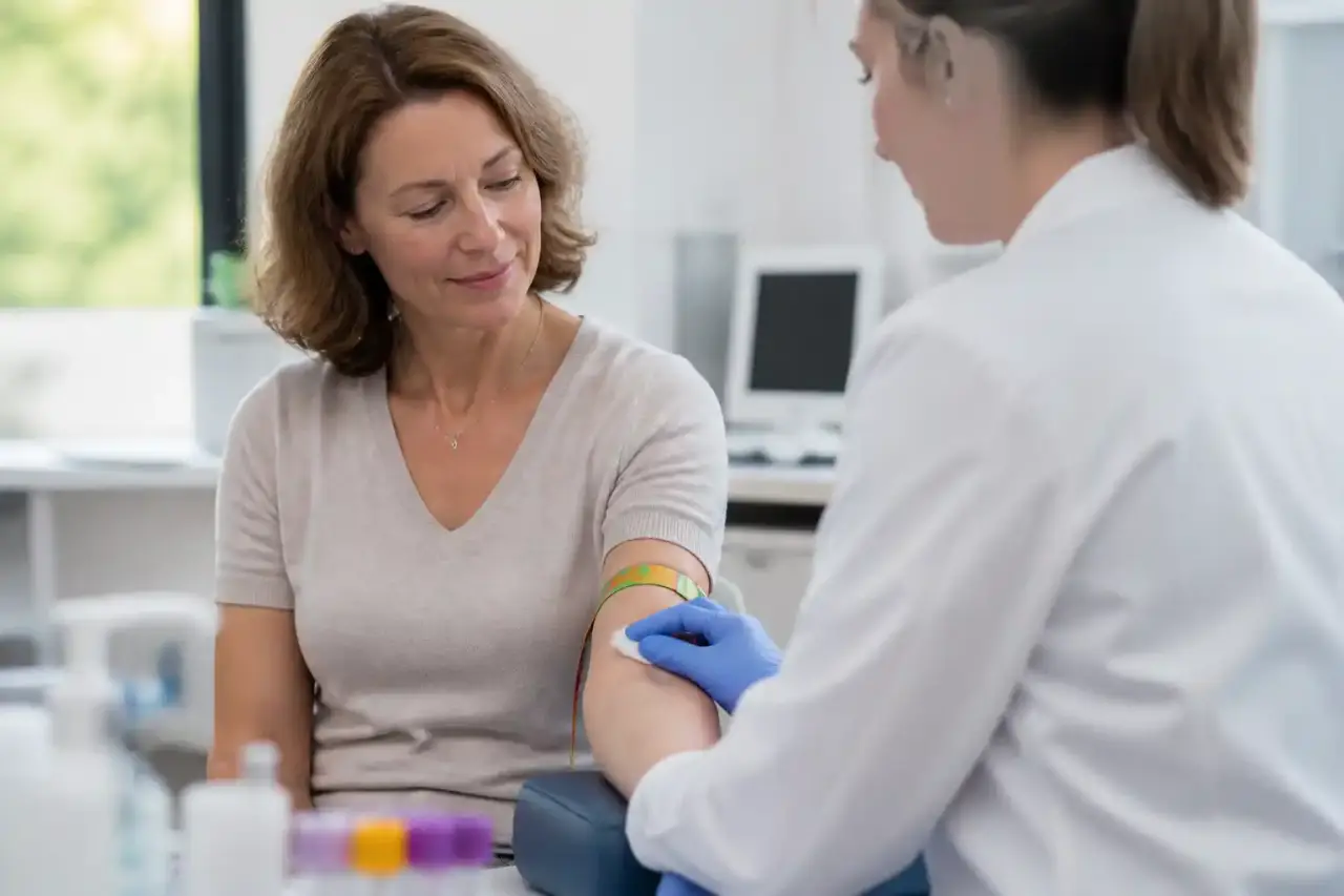 Prise de sang ménopause : pourquoi 12 mois sans règles comptent plus que la FSH